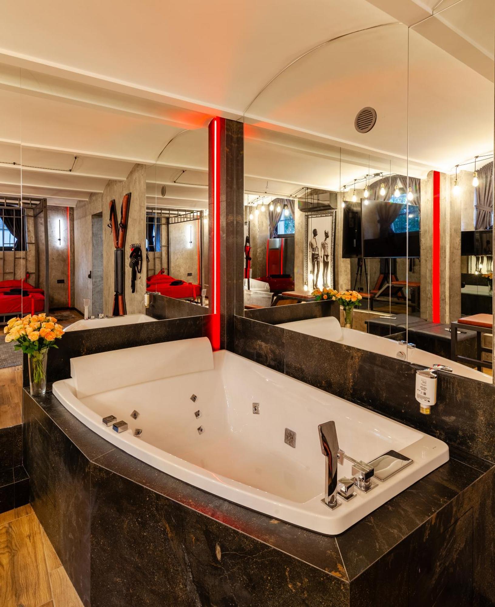 Royal Hot Jucuzzi Apartment Lviv Exterior foto